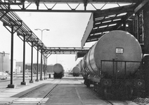 171006 Afbeelding van ketelwagens op het terrein van Paktank te Rotterdam (Botlek).